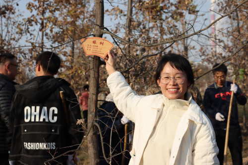 种一片桃李  期满园芬芳｜SUNBET申搏开展“我为校园添棵绿”植树活动